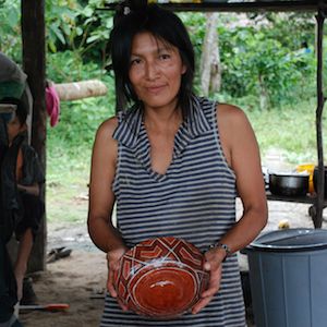 Andoa potter and pottery